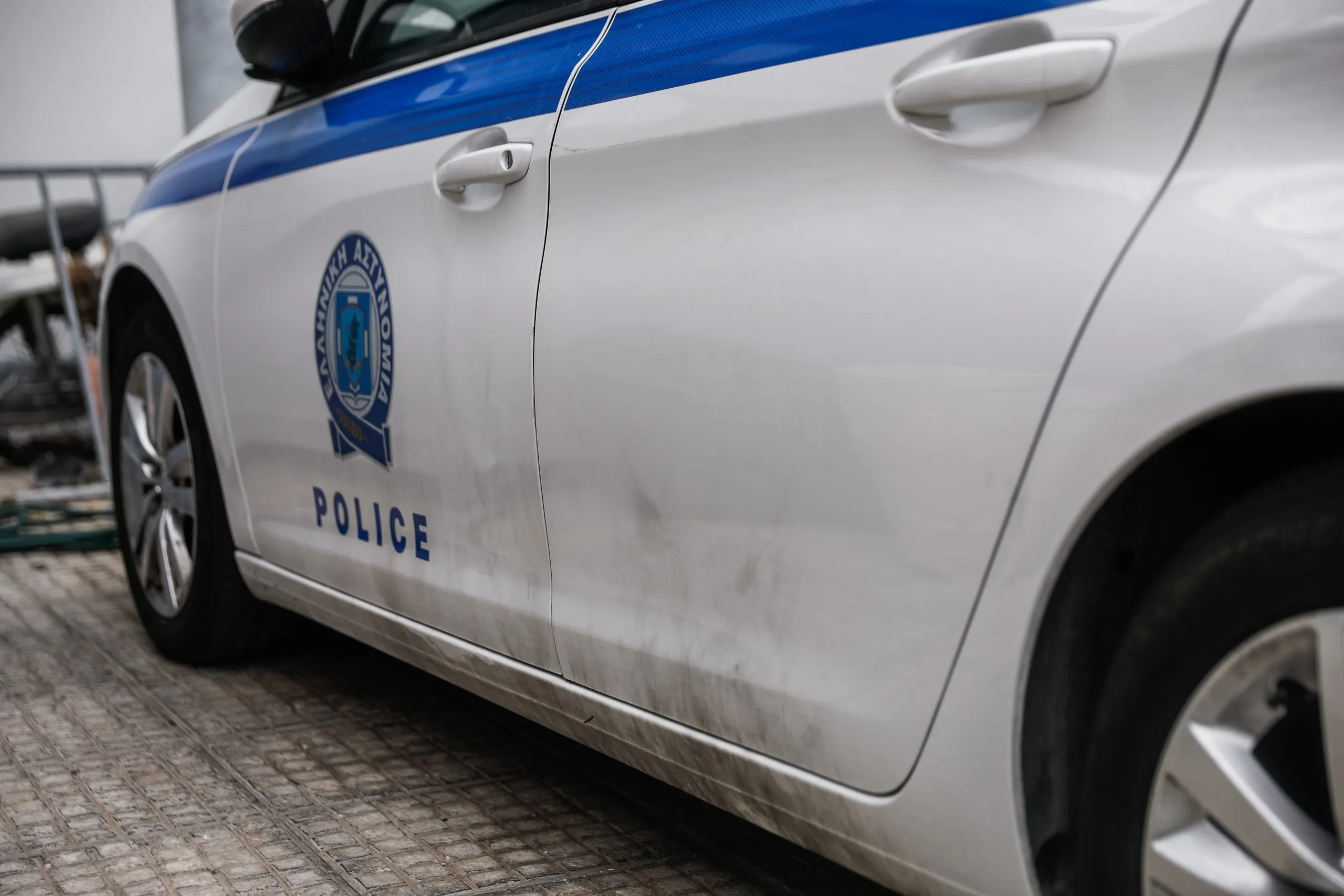 Αστυνομικοί συλλαμβάνουν φυγόποινο στη Θεσσαλονίκη