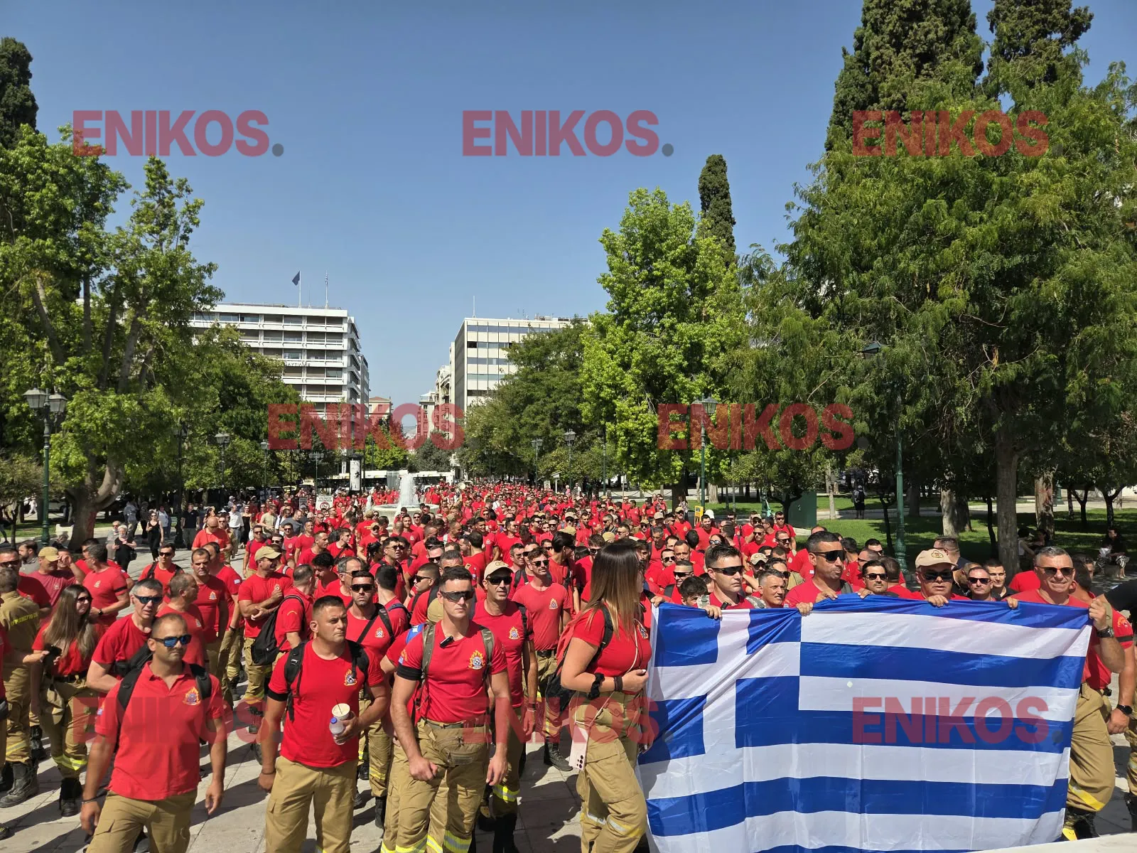 Εποχικοί πυροσβέστες διαδηλώνουν στο Σύνταγμα με πλακάτ