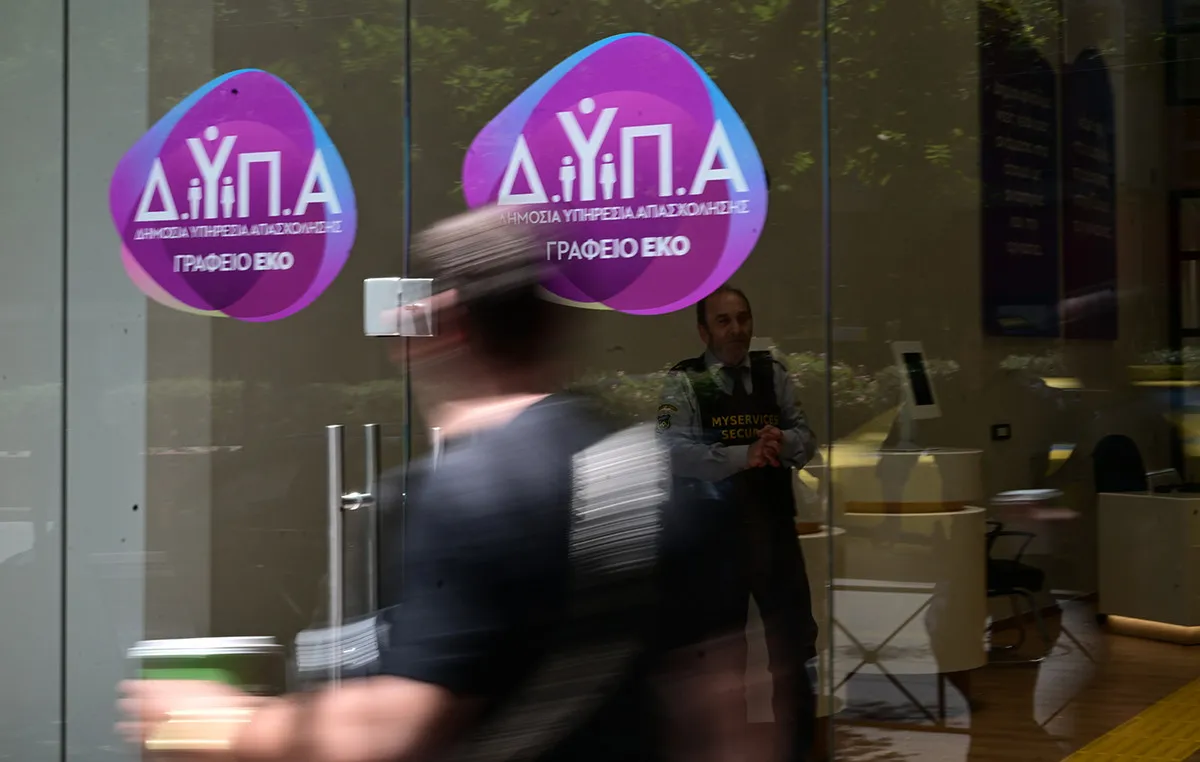 Πτυχιούχος συμπληρώνει ηλεκτρονική αίτηση για πρόγραμμα ΔΥΠΑ