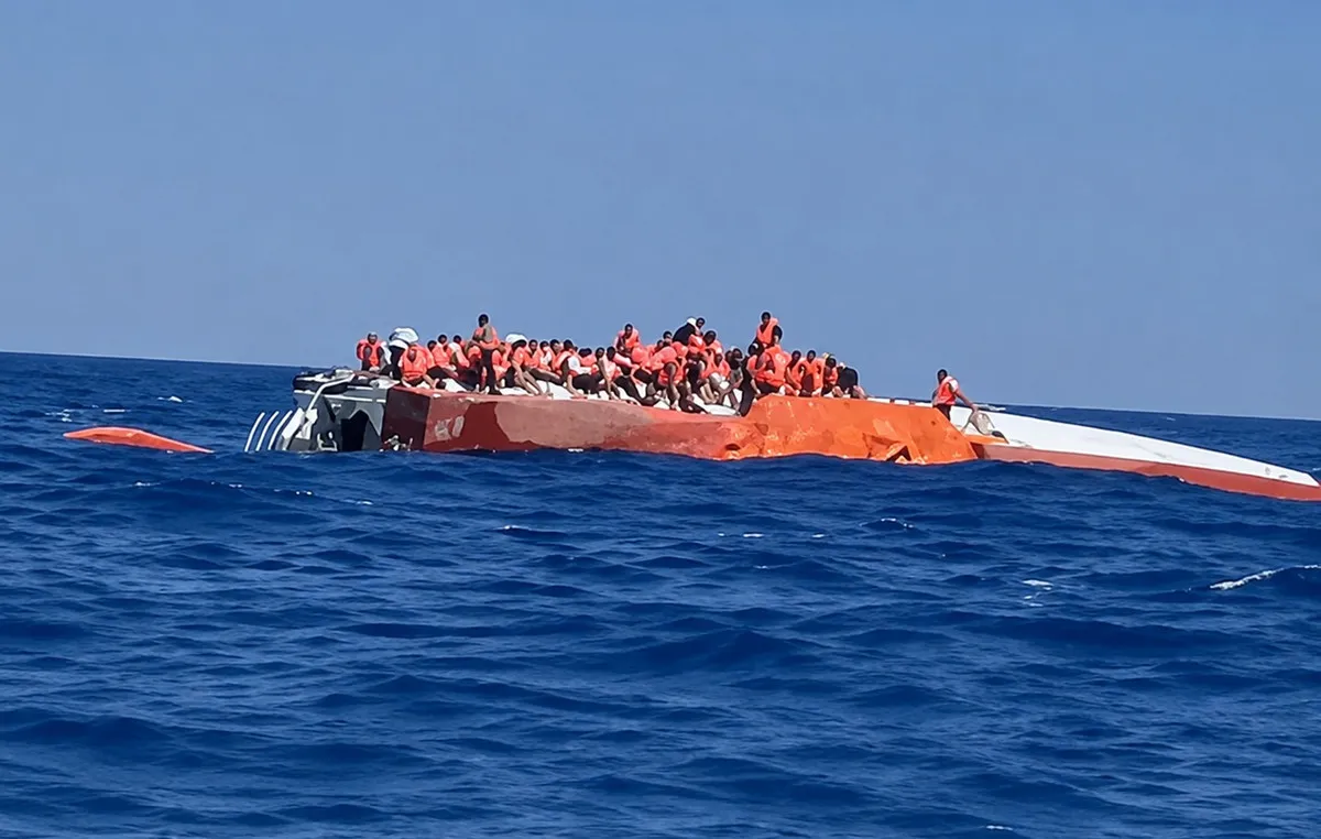 Ανατροπή πλοίου με επιβάτες ανοιχτά της Κερύνειας