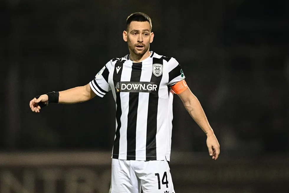 Παίκτες πανηγυρίζουν γκολ σε αγώνα Super League