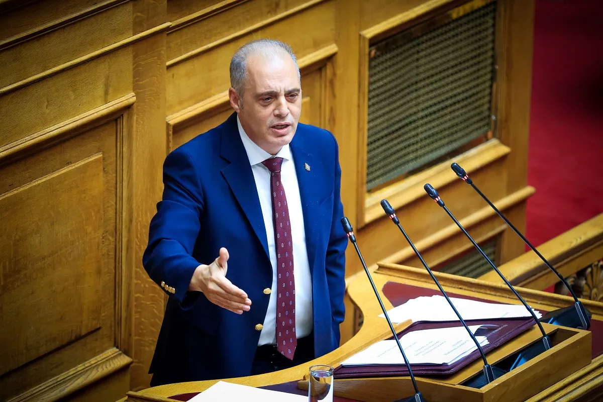 Πυκνοί καπνοί από πυρκαγιές πάνω από ελληνική πόλη