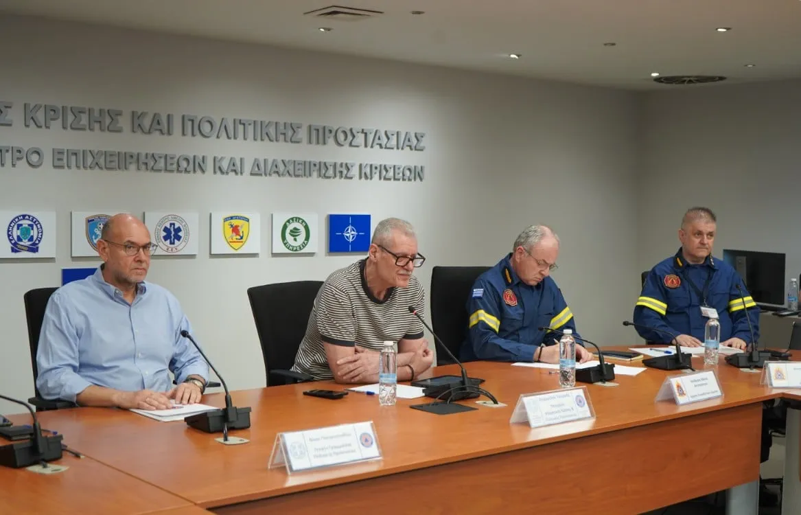Ισχυροί άνεμοι και σημαία που κυματίζει σε παραλία