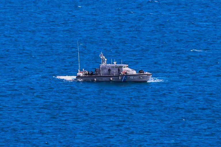 Λιμενικό σκάφος στη θάλασσα κοντά στην Κρήτη