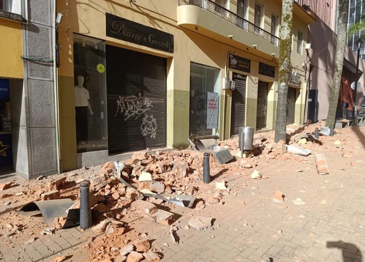 σεισμός στην Κολομβία με κατεστραμμένα κτίρια