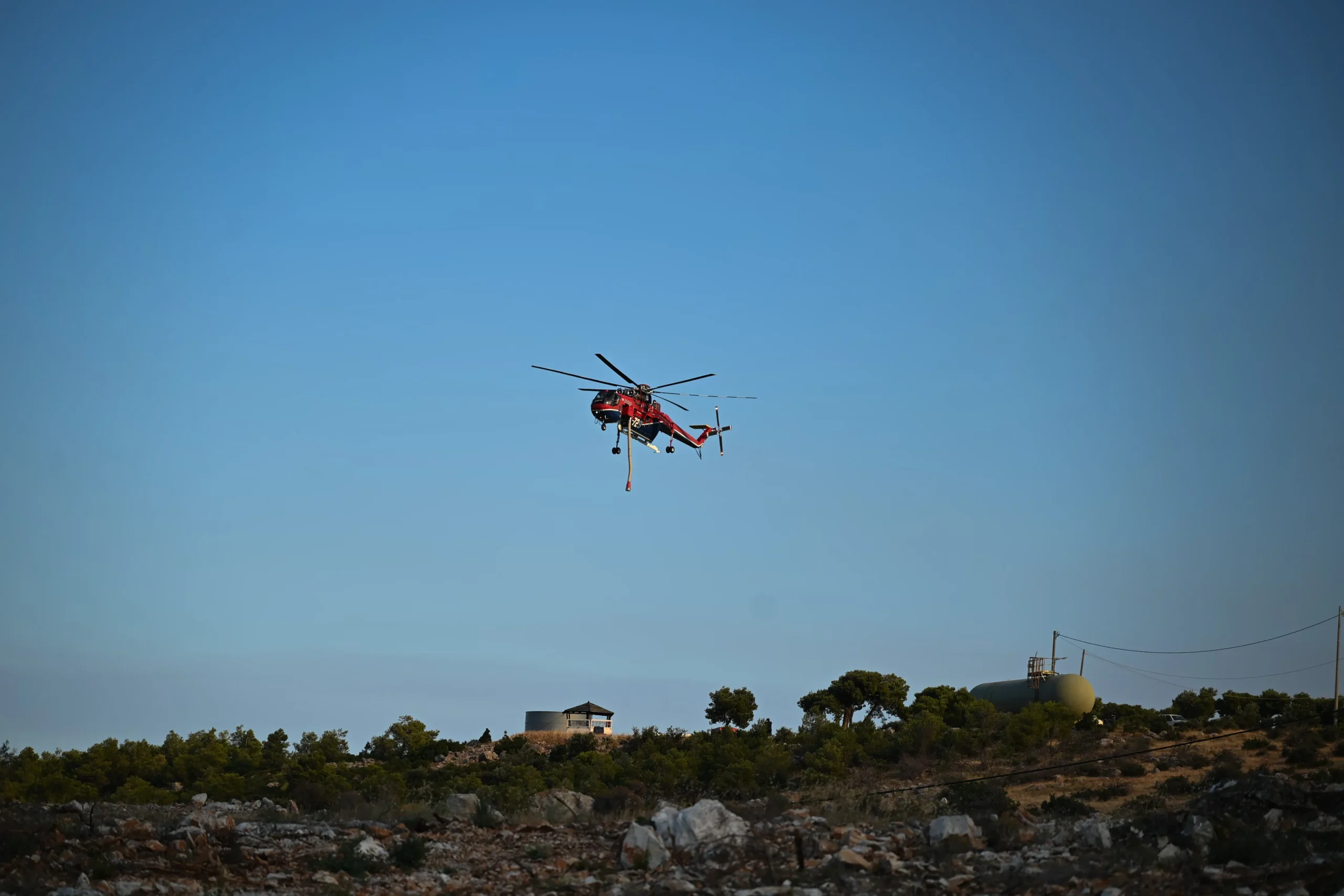 Ελικόπτερο ρίχνει νερό σε δασική φωτιά στα Ιωάννινα