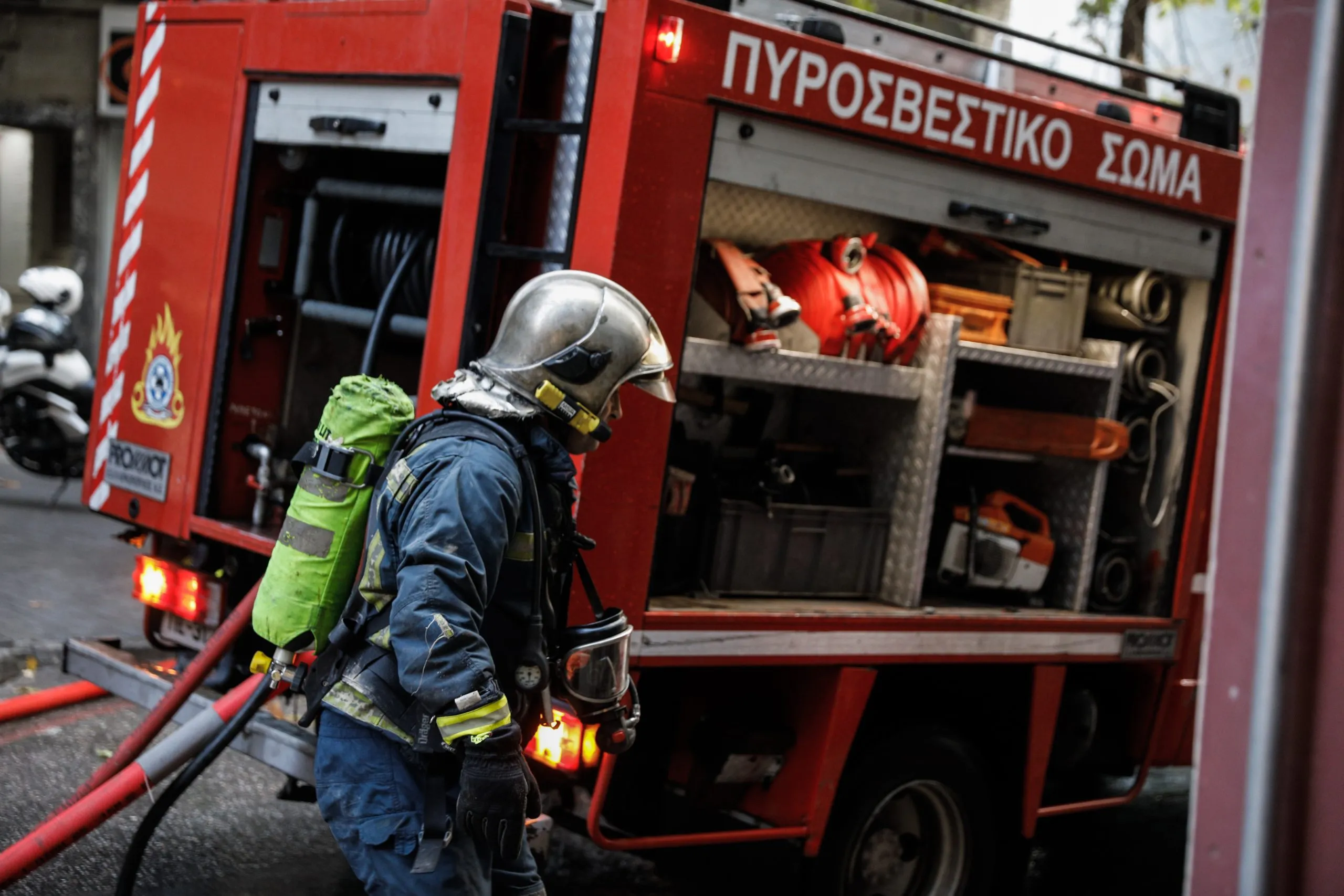 Πυροσβέστες επιχειρούν σε πυρκαγιά στη Σίνδο Θεσσαλονίκης