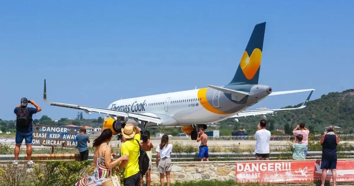 Αεροσκάφος απογειώνεται πάνω από παραλία στη Σκιάθο