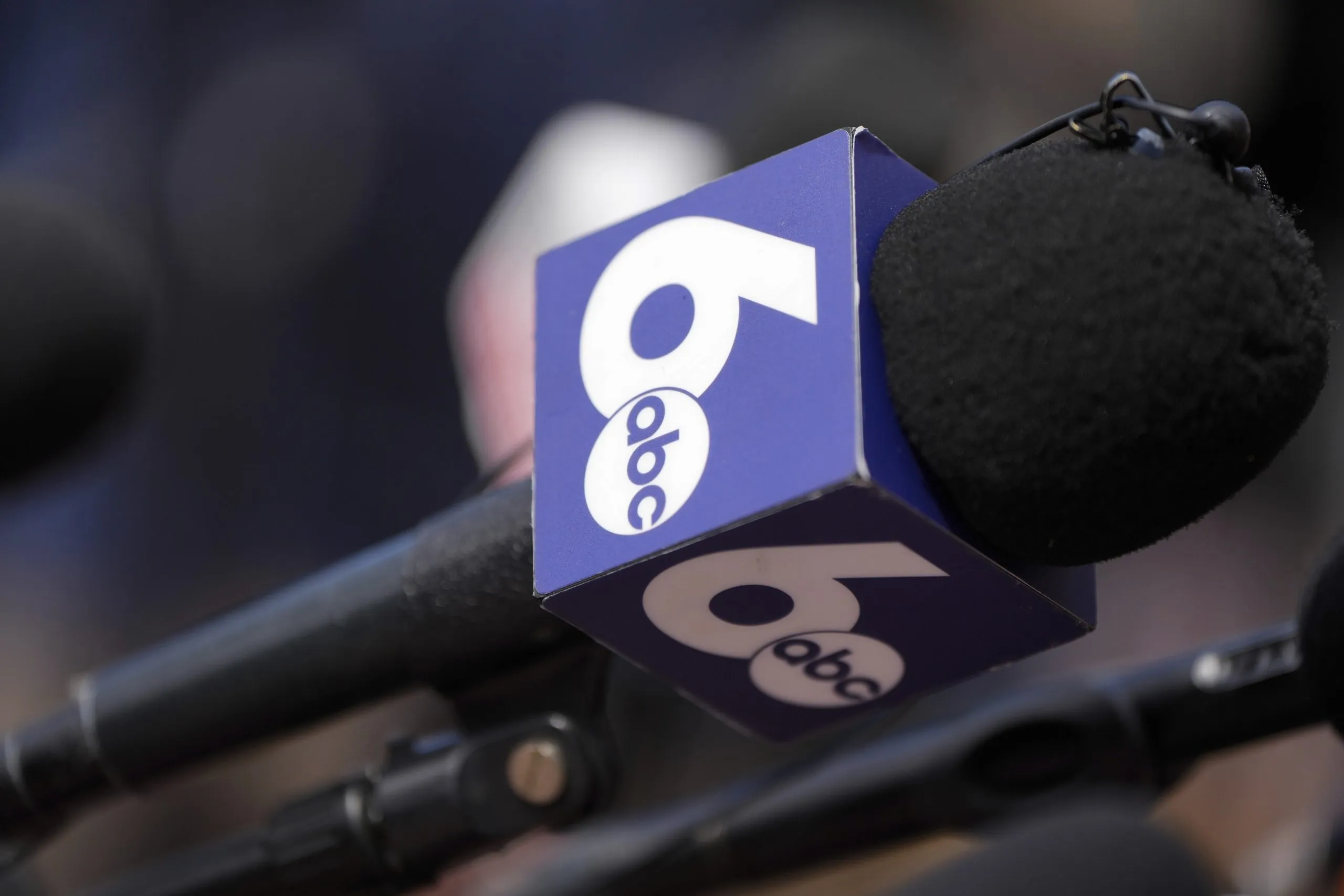 Λογότυπο ABC δικτύου δίπλα σε δικαστήριο ΗΠΑ