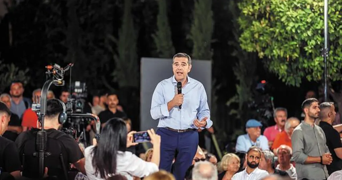 Αστυνομικοί έξω από πολυκατοικία στη Λάρισα
