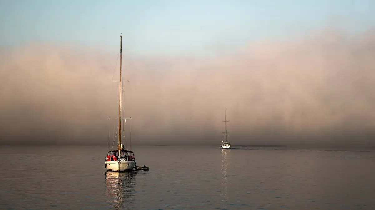Πυκνή ομίχλη sea smoke πάνω από παραλία στην Κίμωλο