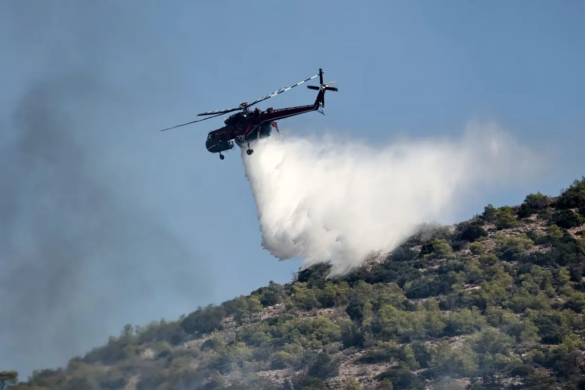 Πυροσβεστικό όχημα σε κατάσταση επιφυλακής λόγω κινδύνου πυρκαγιάς