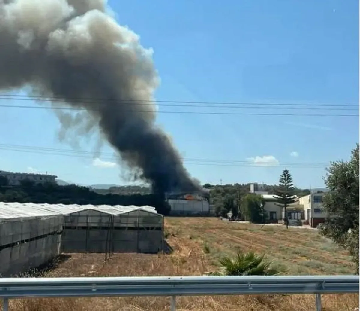Πυροσβέστες σε επιχείρηση κατάσβεσης φωτιάς στο Ρέθυμνο