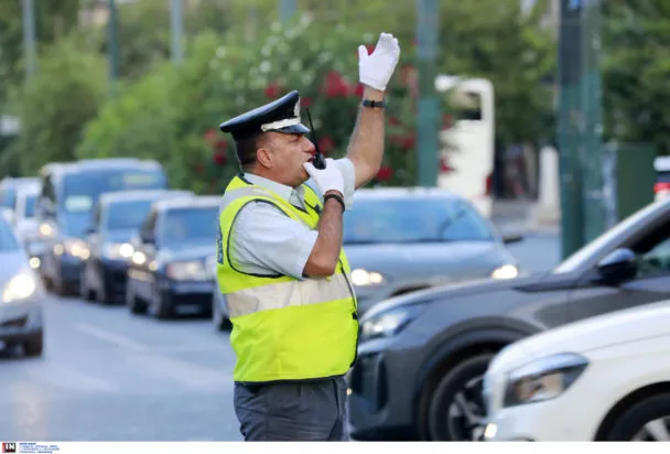Πυροσβεστικά οχήματα επιχειρούν σε δασική πυρκαγιά στο Μαρκόπουλο Ωρωπού