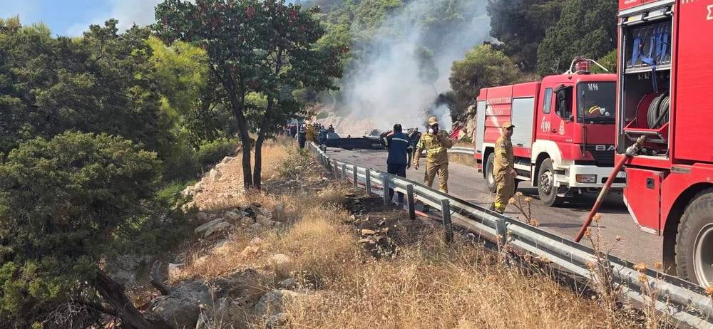 Πυροσβεστικά ελικόπτερα επιχειρούν σε πυρκαγιά