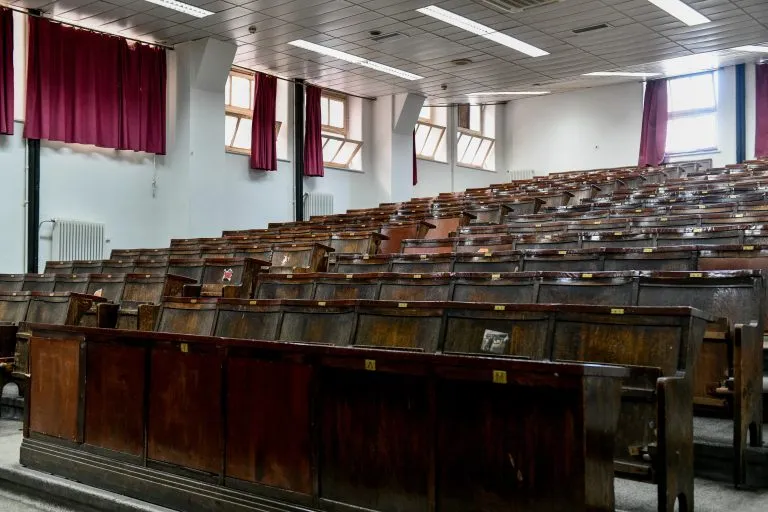 Κτίριο πανεπιστημίου με φοιτητές στην είσοδο