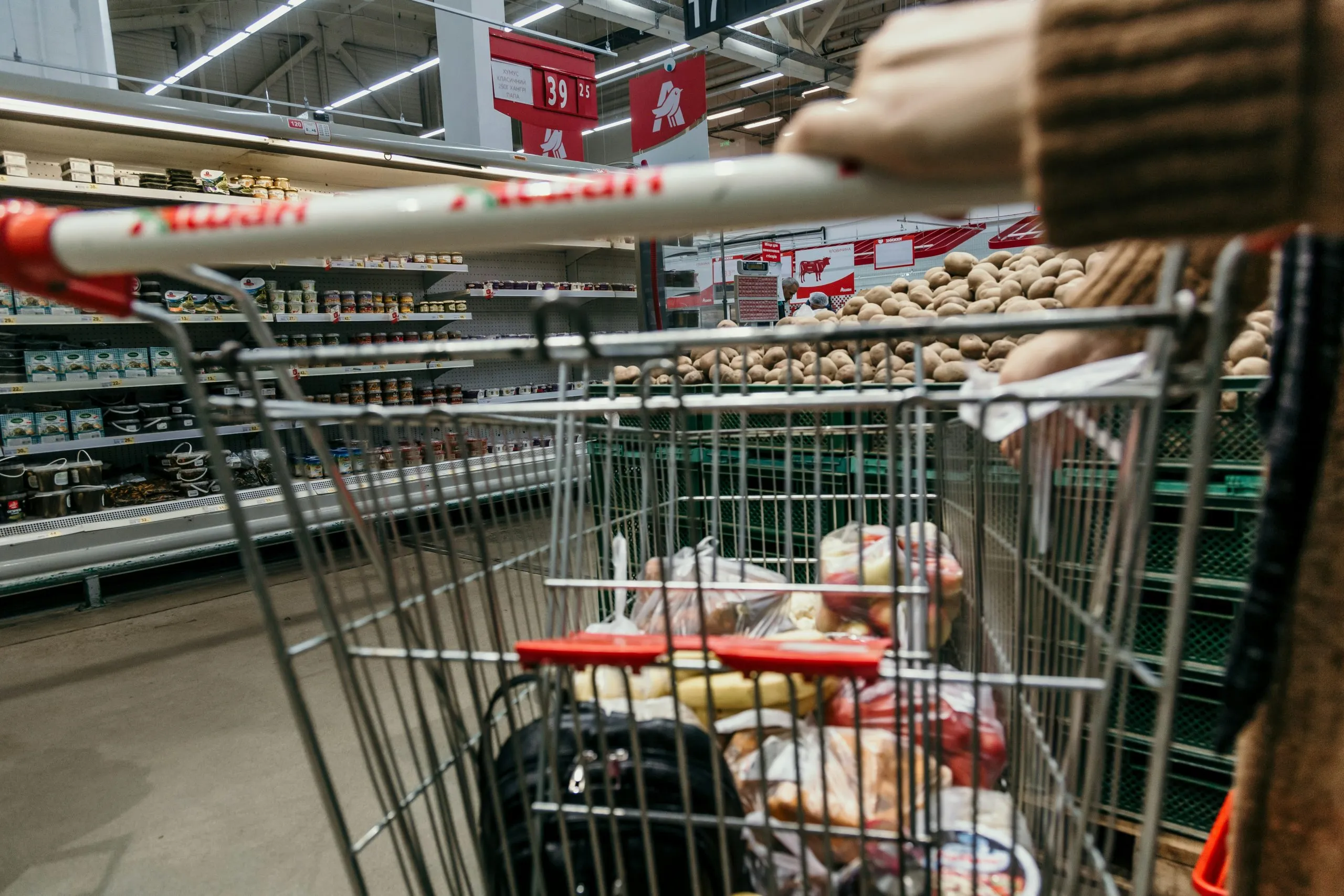 Ράφι σούπερ μάρκετ με σήμανση μείωσης τιμών σε προϊόντα