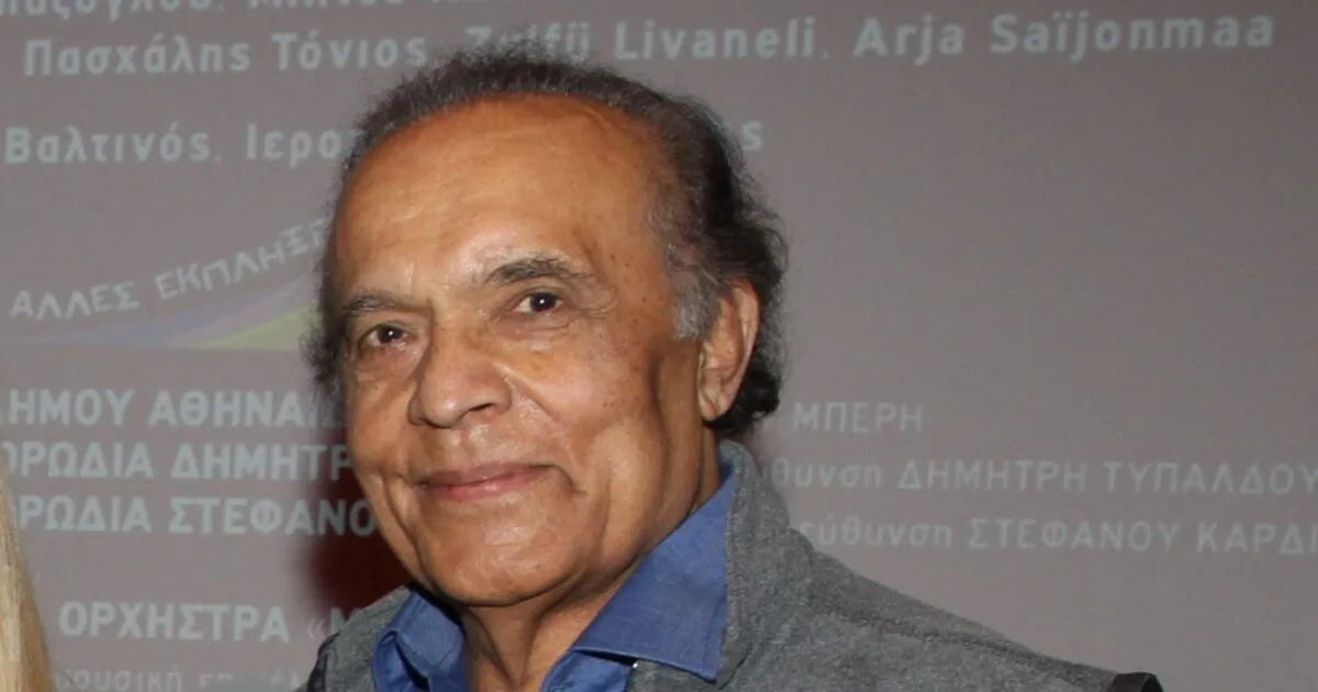 Ο μουσικός Λάκης Χαλκιάς παίζει μπουζούκι