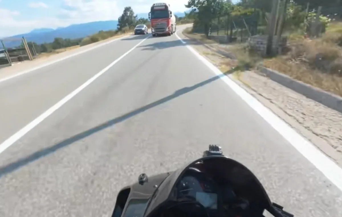 Βυτιοφόρο σε επικίνδυνη προσπέραση στη Λίμνη Πλαστήρα