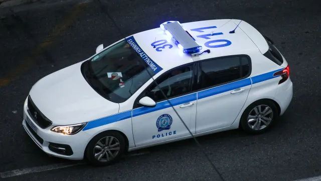 Αστυνομικοί εξετάζουν κατασχεμένα δενδρύλλια κάνναβης