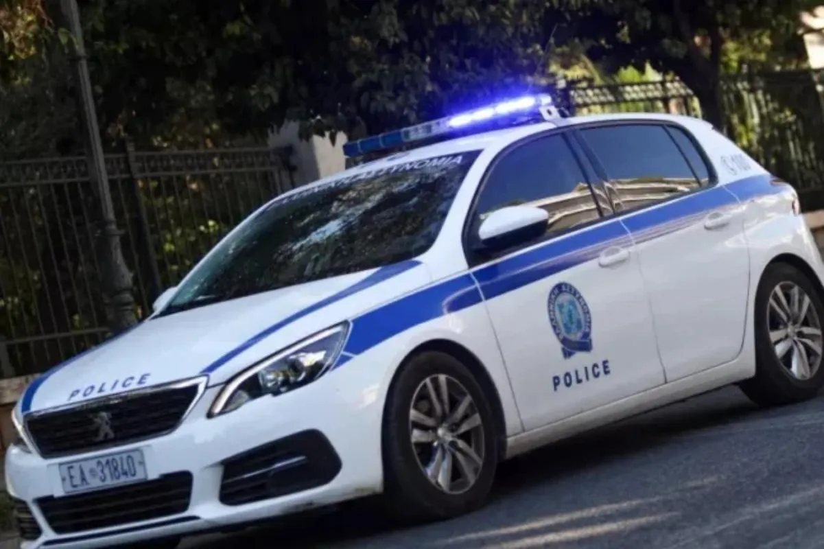 Αστυνομικό αυτοκίνητο έξω από κατάστημα εστίασης στην Πάτρα