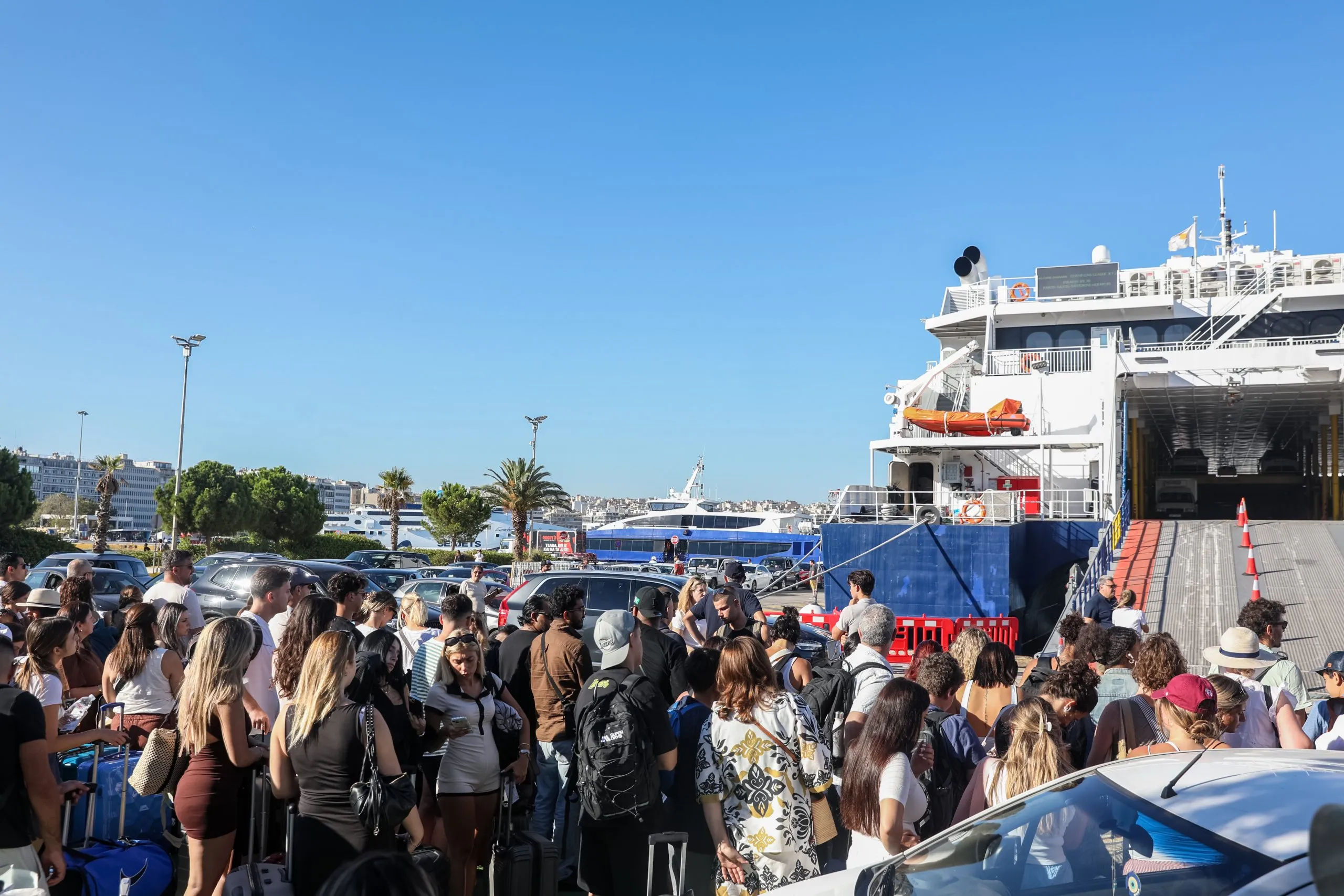 Επιβάτες περιμένουν να επιβιβαστούν σε πλοίο στο λιμάνι του Πειραιά