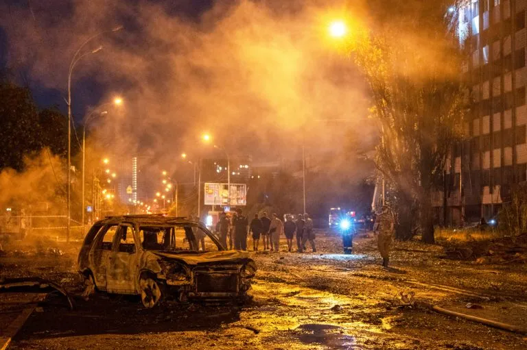 Κατεστραμμένη πολυκατοικία μετά από βομβαρδισμό στο Κίεβο