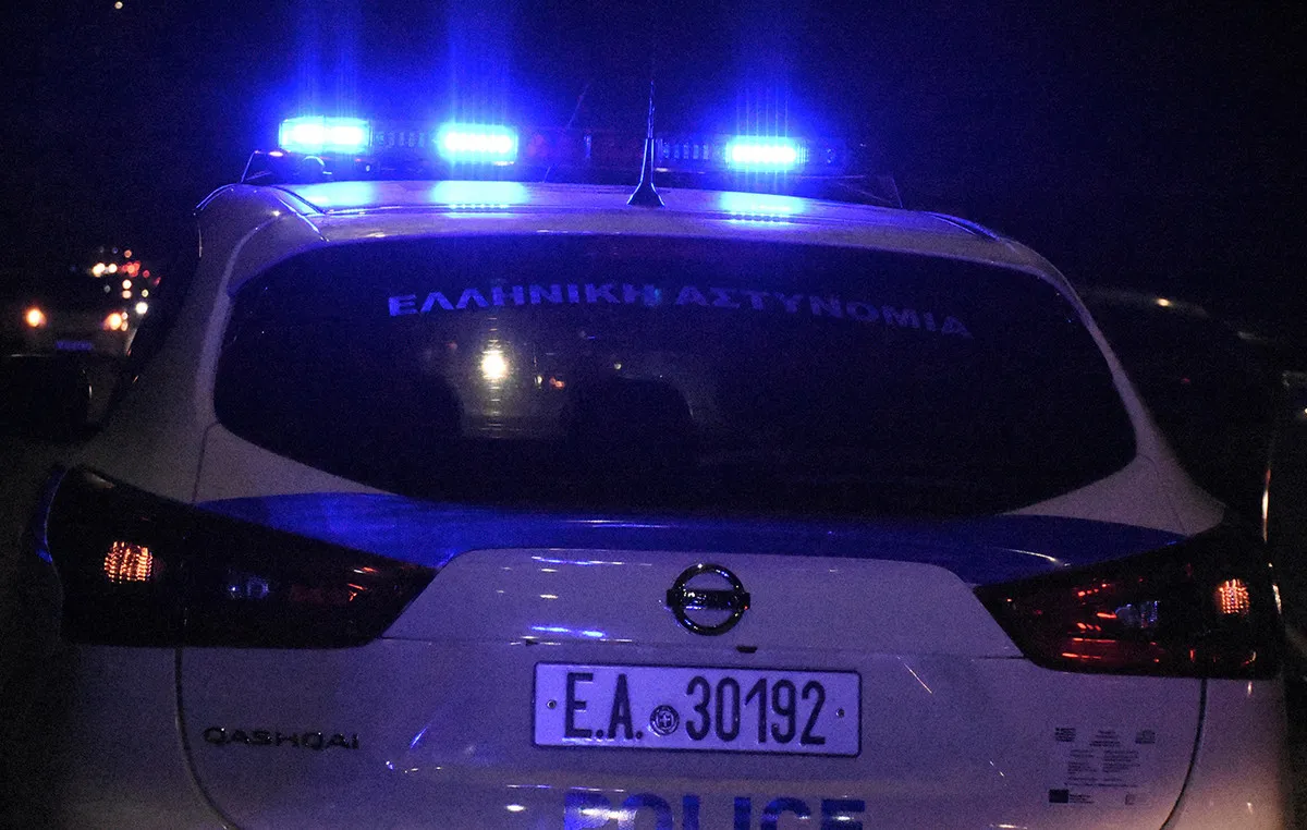 Αστυνομικό όχημα αποκλεισμένο τη νύχτα στον Άγιο Δημήτριο