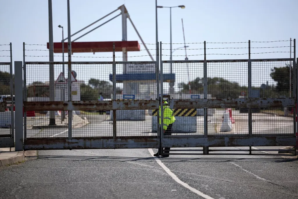 Βρετανικές βάσεις στην Κύπρο και σημαία του Ιράν