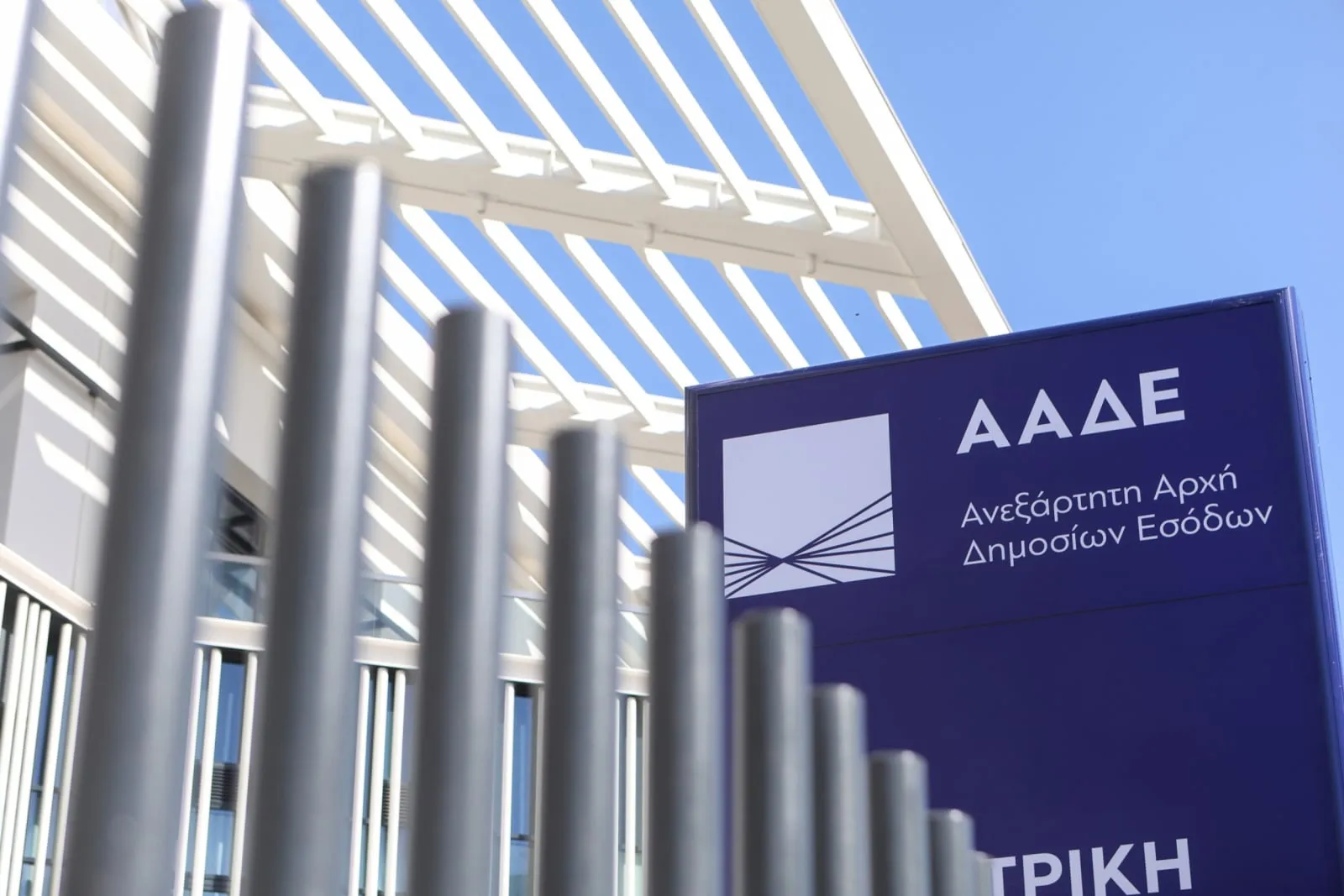 Κατασχεμένες φιάλες παράνομου φρέον από την ΑΑΔΕ