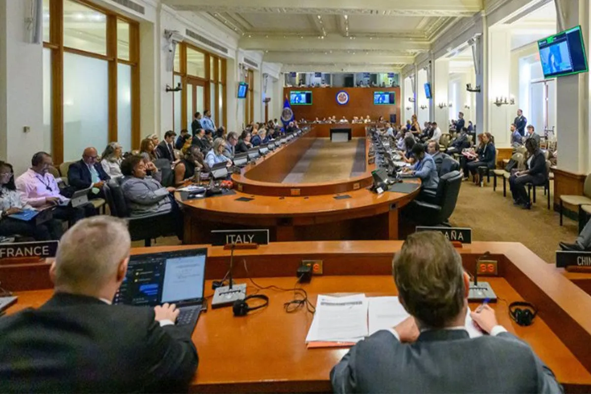 Η σημαία της Νικαράγουας δίπλα στην έδρα του ΟΑΚ