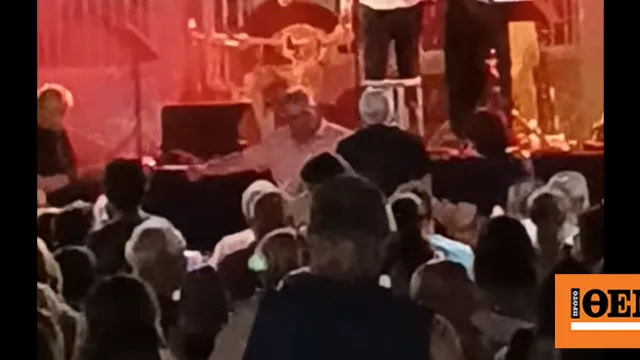 Ο Κουτσούμπας χορεύει ζεϊμπέκικο σε συγκέντρωση του ΚΚΕ