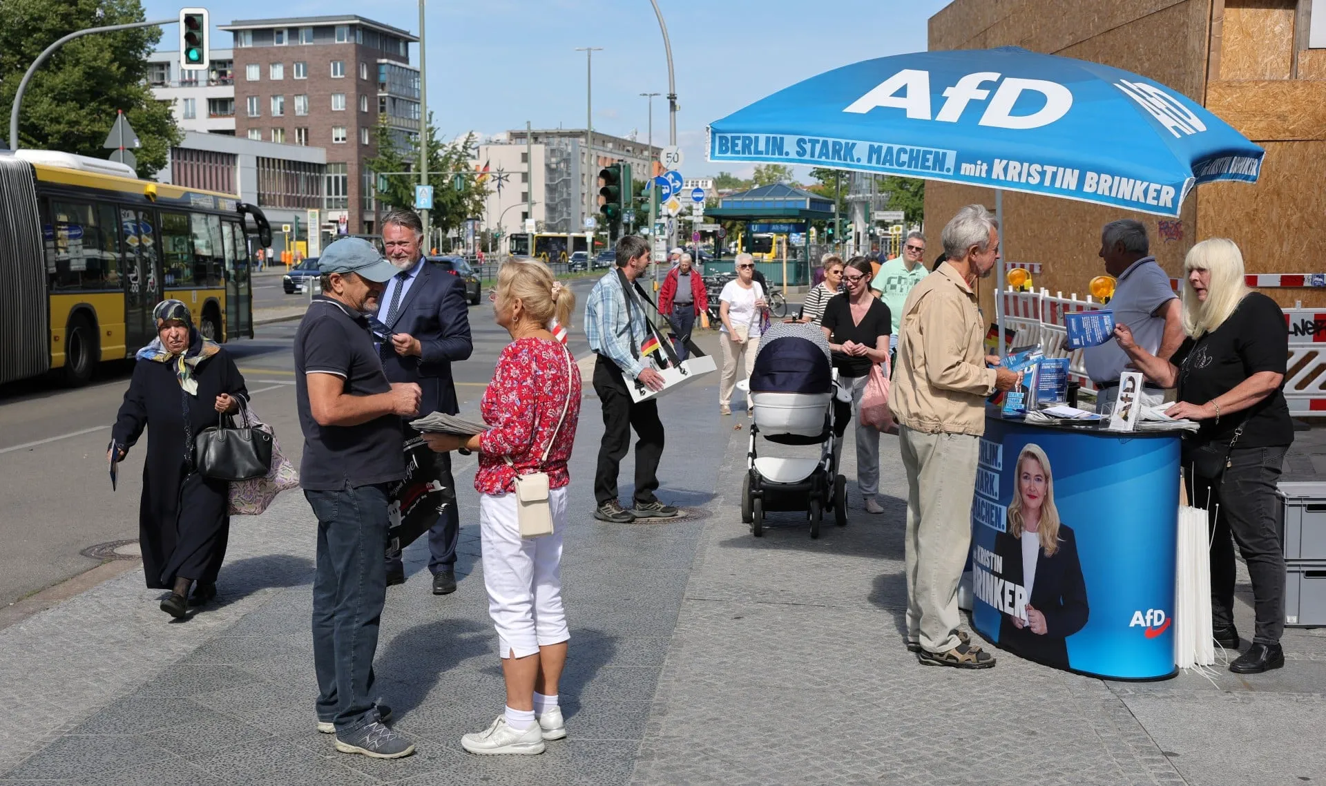 Σημαία AfD και ψηφοφόροι σε προεκλογική συγκέντρωση Γερμανία