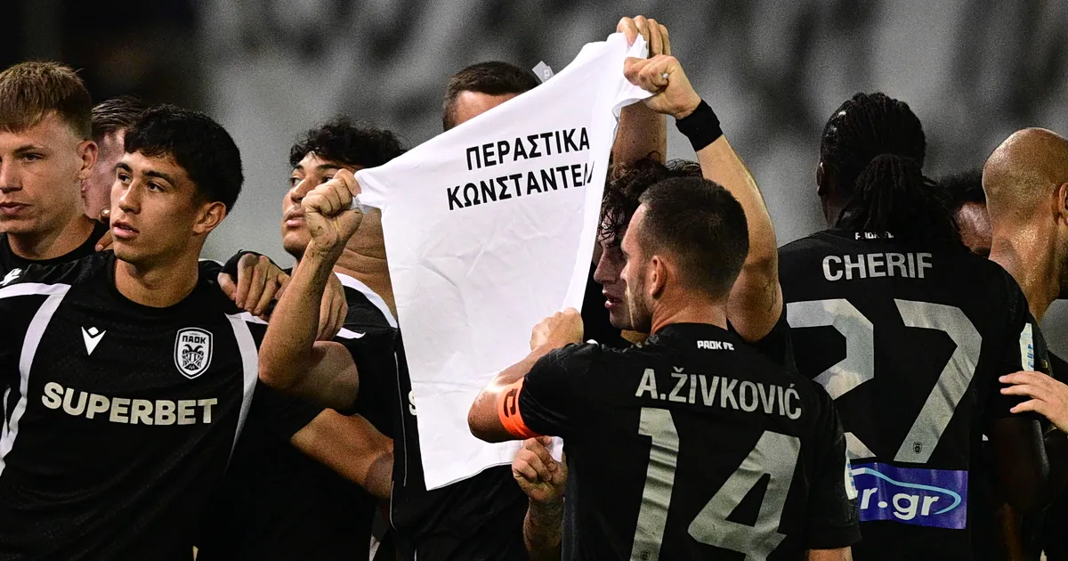 Παίκτες ΠΑΟΚ σηκώνουν φανέλα Περαστικά Κωνσταντέλια στο Περιστέρι