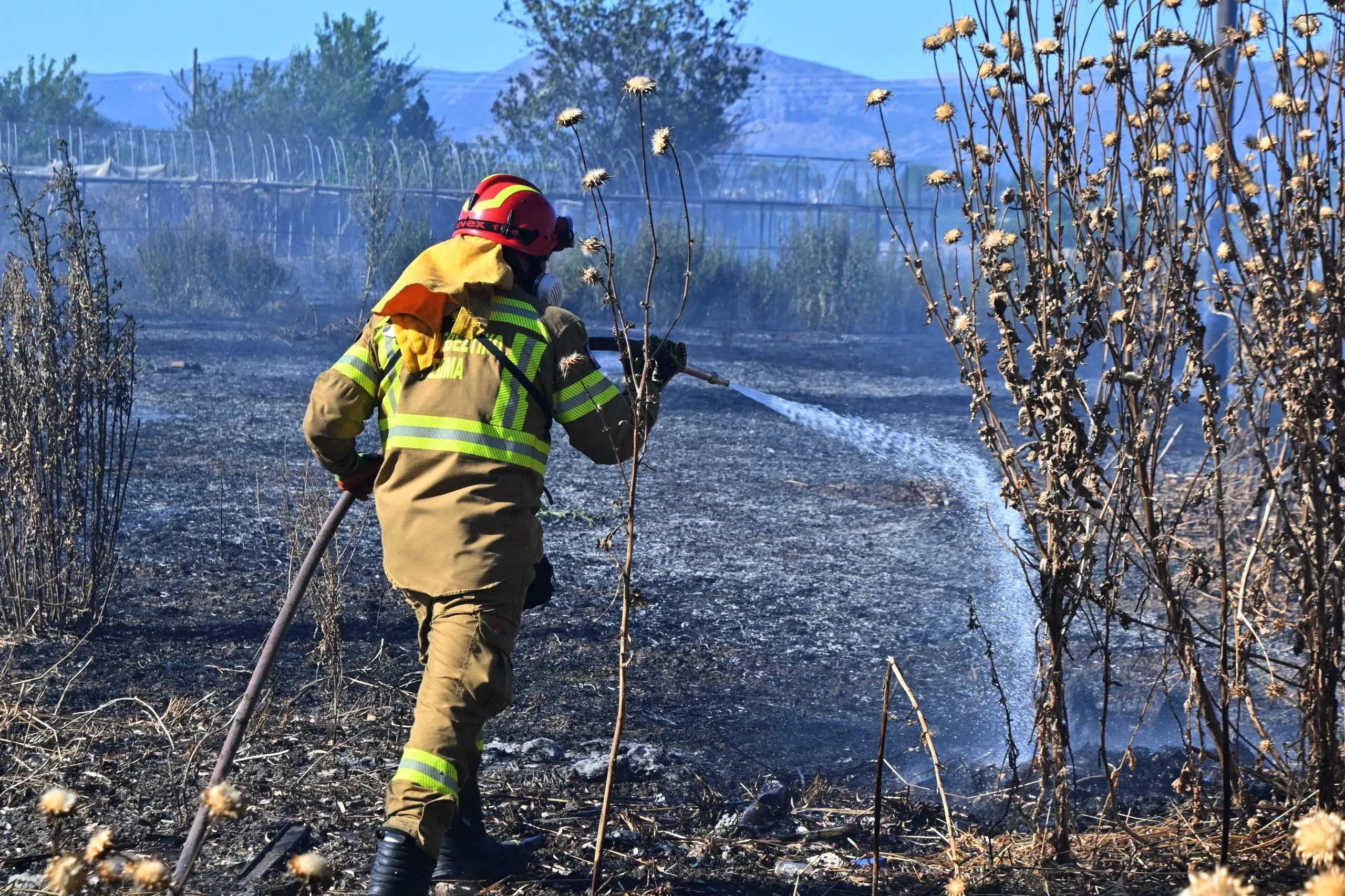 Πυροσβεστικά μέσα επιχειρούν σε φωτιά με χαμηλή βλάστηση
