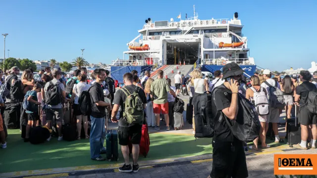 Πλοία και επιβάτες στο λιμάνι του Πειραιά