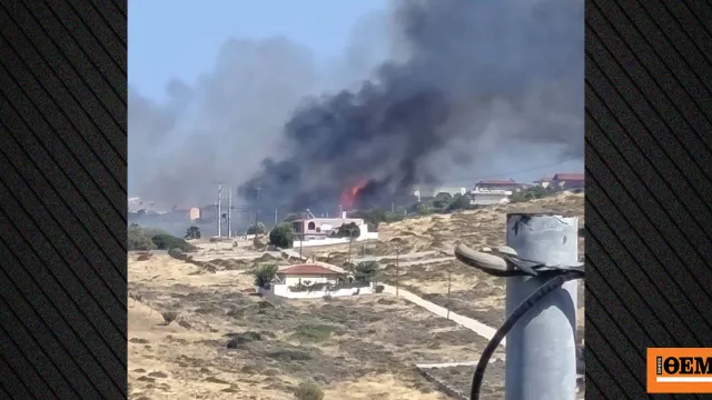 Πυροσβεστικά οχήματα επιχειρούν σε πυρκαγιά στο Λαύριο