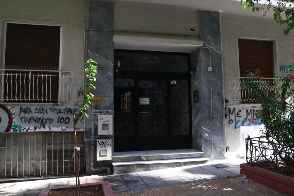 Αστυνομικοί έξω από διαμέρισμα στην Κυψέλη