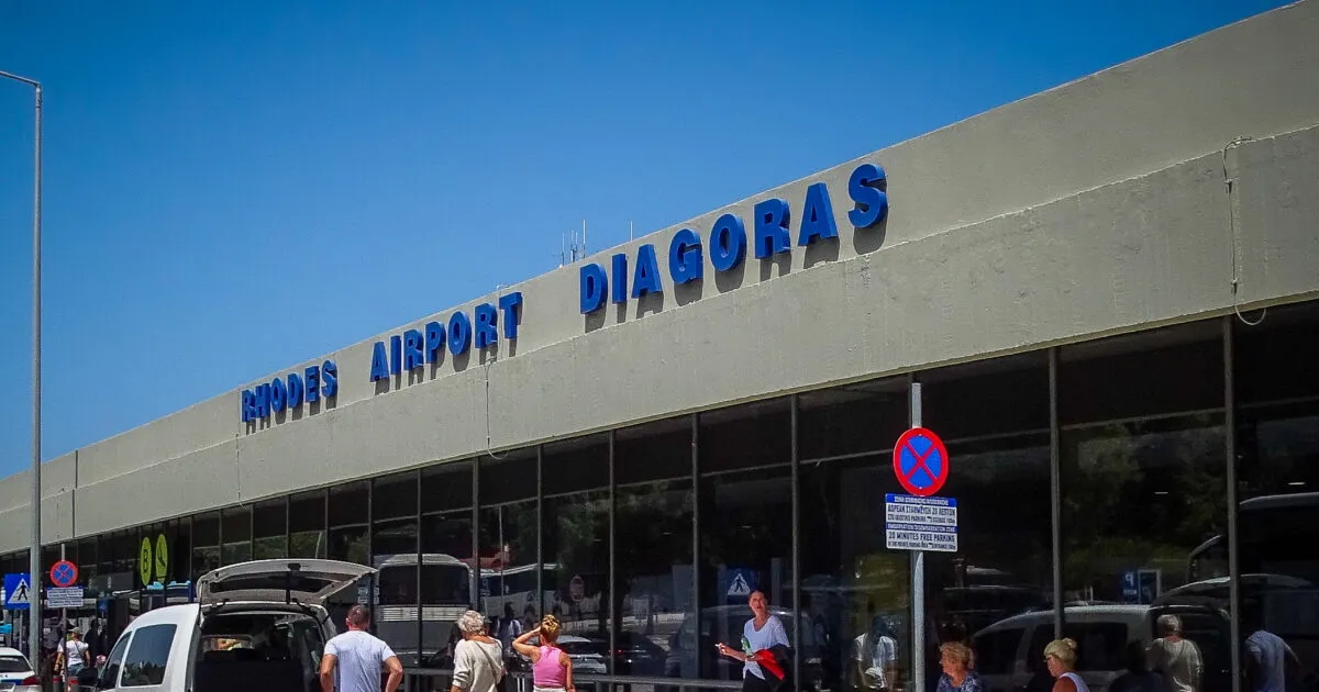 Αστυνομικός έλεγχος αποσκευών με λαθραία τσιγάρα στο αεροδρόμιο Ρόδου