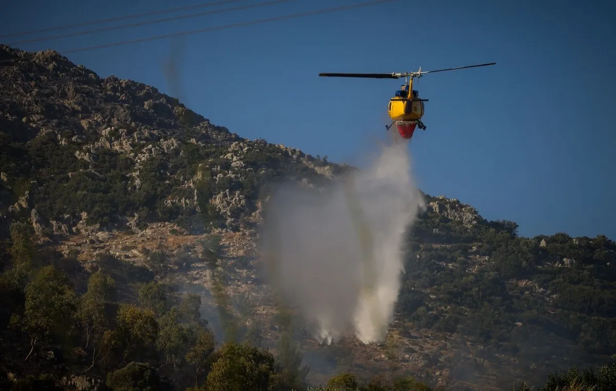 Πυροσβέστες επιχειρούν σε φωτιά στη Μικρή Βίγλα Νάξου
