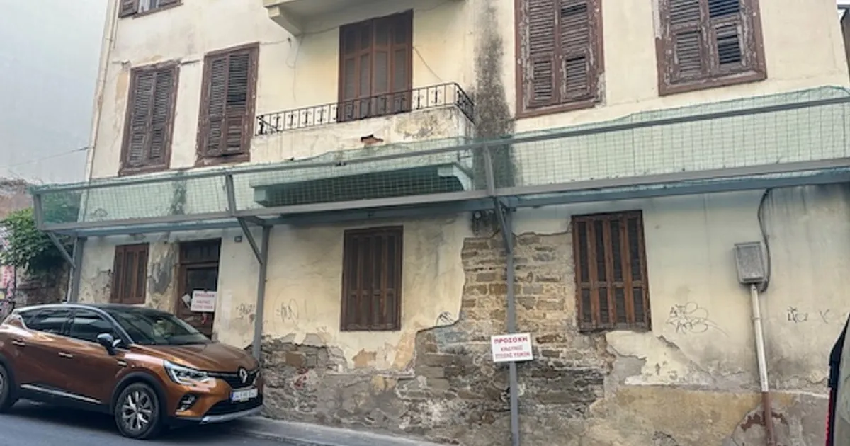 Συντρίμμια από κατάρρευση μπαλκονιού σε δρόμο της Καβάλας