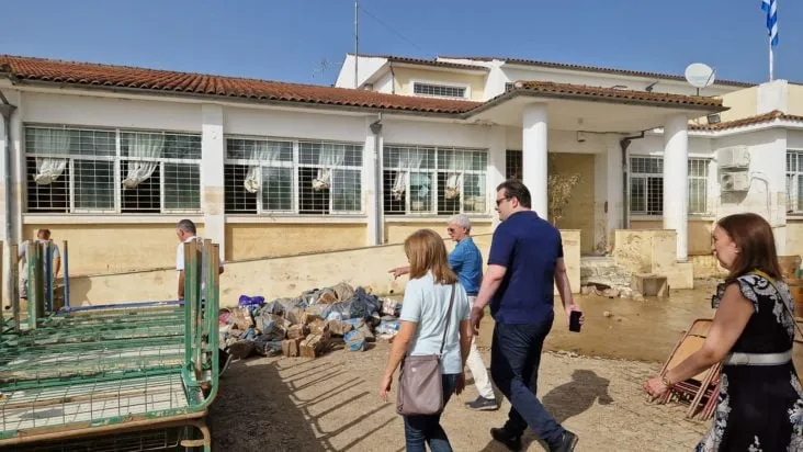 Μαθητές σε σχολική εκδρομή με τους συνοδούς εκπαιδευτικούς