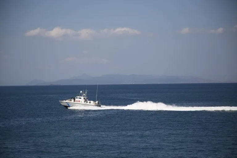 Λιμενικό σκάφος στην ακτή της Κασσάνδρας Χαλκιδικής