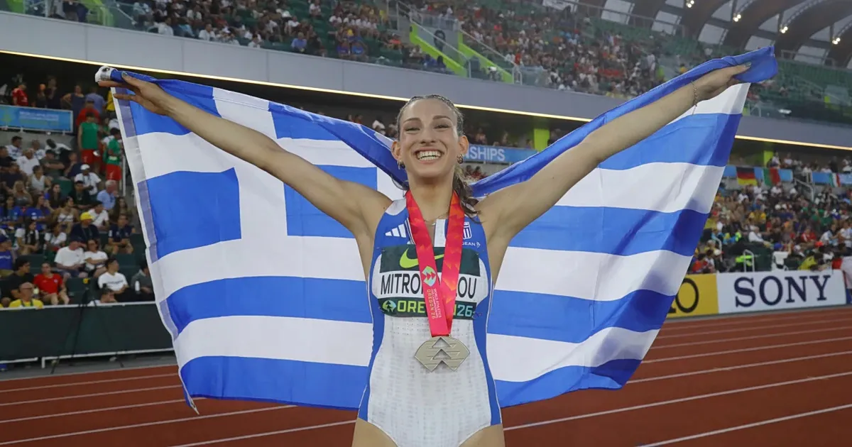 Η Έβελυν Μητροπούλου πανηγυρίζει με την ελληνική σημαία