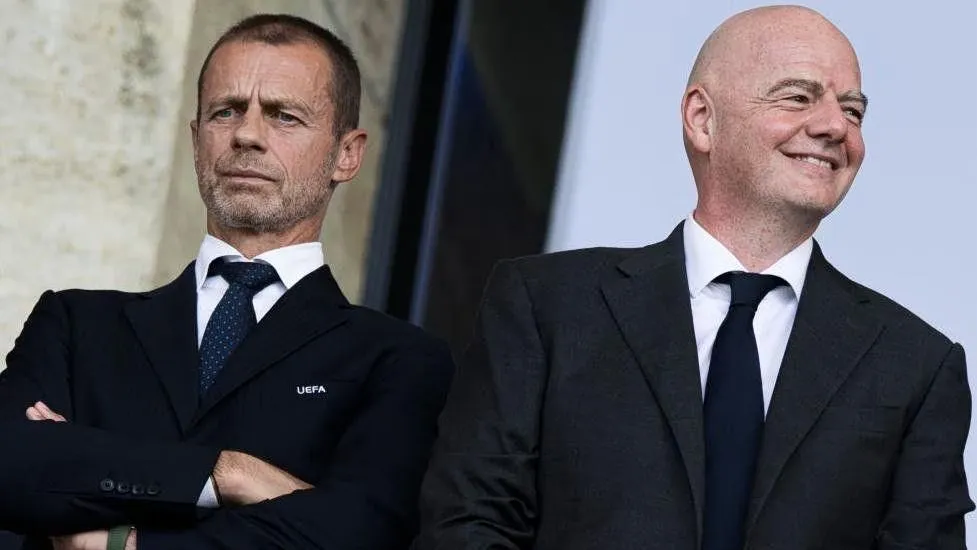 Λογότυπα UEFA και FIFA με μπάλα ποδοσφαίρου