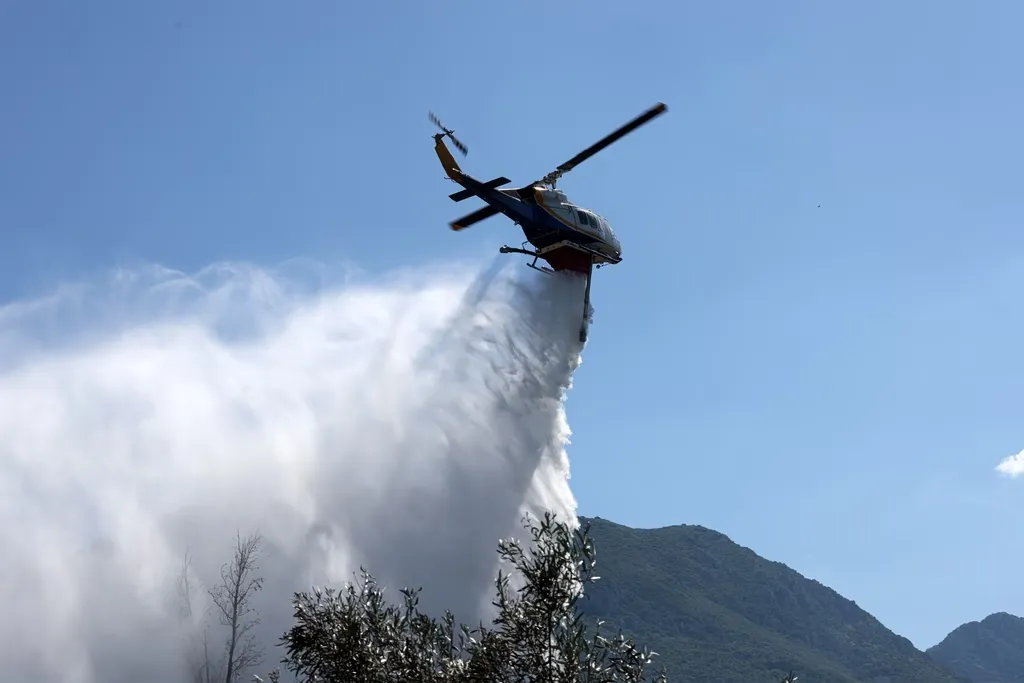 Πυροσβεστικό αεροσκάφος ρίχνει νερό σε δασική πυρκαγιά