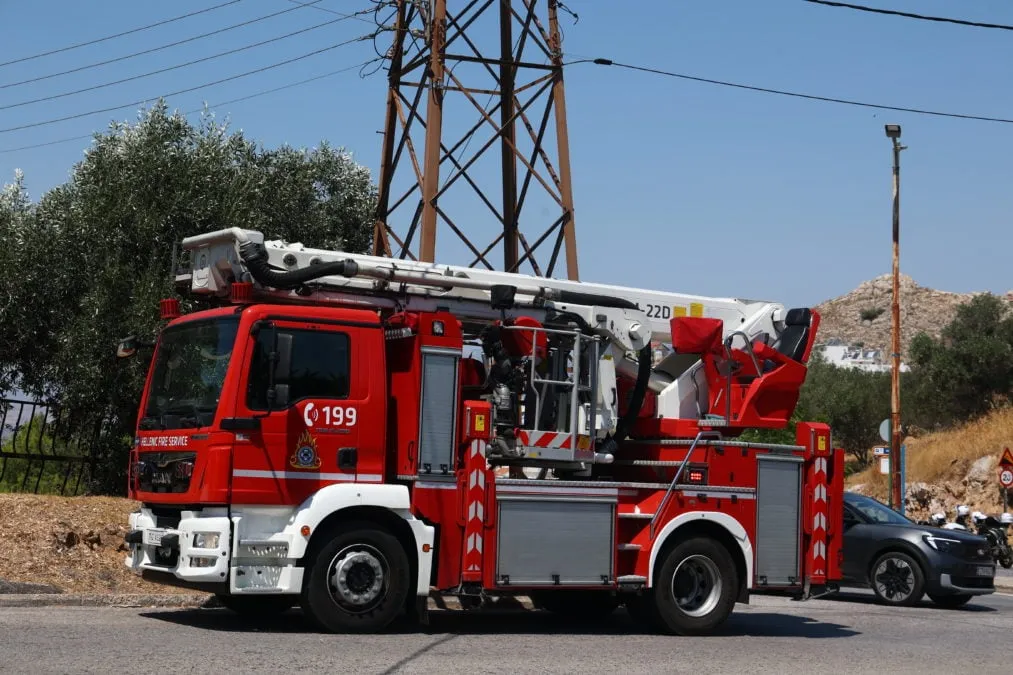 Πυροσβέστες επιχειρούν σε πυρκαγιά κοντά στην Πρώτη Σερρών