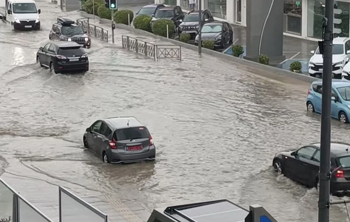 Πλημμύρες και κακοκαιρία σε δρόμο της Κύπρου