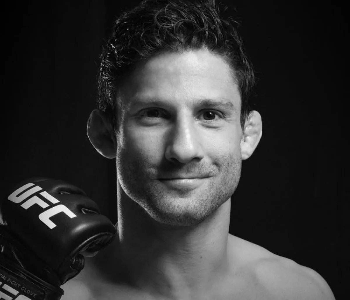 Ο Άλαν Νασιμέντο αθλητής του UFC σε αγώνα flyweight