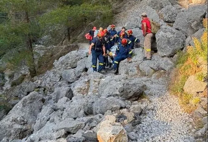 Πυροσβέστες κατά τη διάσωση τουριστών στην Κέρκυρα